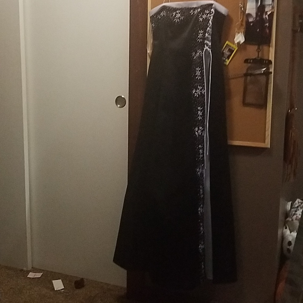 Dress - Picture 3 of 3